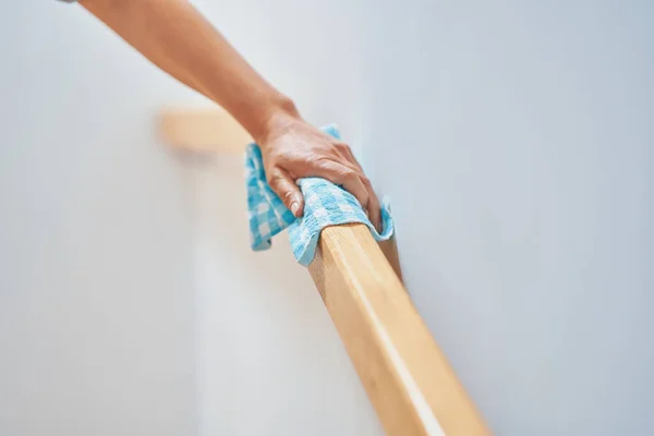 Foto Van Een Vrouw Die Traptreden Reling Schoonmaakt Hoge Kwaliteit — Stockfoto