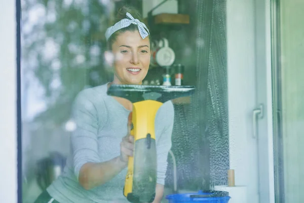 Jonge Vrouw Die Het Raam Schoonmaakt Keuken Hoge Kwaliteit Foto — Stockfoto