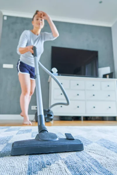 Süpürge Kullanarak Evi Temizleyen Bir Kadın Resmi Yüksek Kalite Fotoğraf — Stok fotoğraf