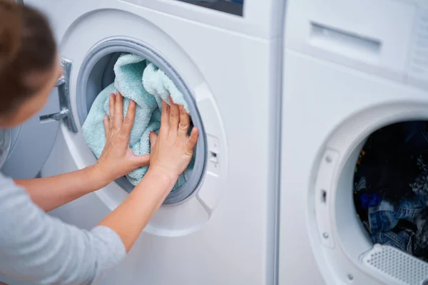 Foto Una Giovane Donna Che Bucato Foto Alta Qualità — Foto Stock