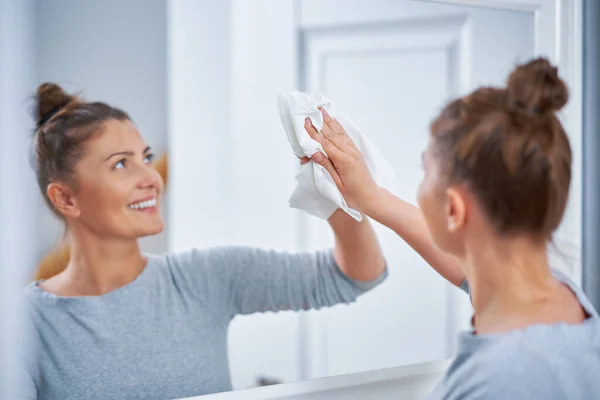 Picture Yound Woman Cleaning Mirror Window High Quality Photo — Stockfoto