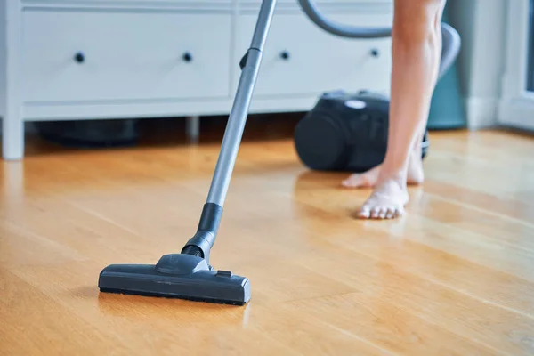 Picture Woman Cleaning House Using Vacuum High Quality Photo — Stock Photo, Image