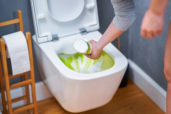 Imagem Limpeza Assento Sanitário Com Produtos Químicos Foto Alta Qualidade — Fotografia de Stock