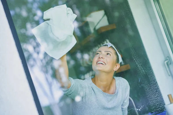 Jonge Vrouw Die Het Raam Schoonmaakt Keuken Hoge Kwaliteit Foto — Stockfoto