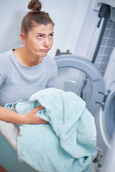 Foto Una Giovane Donna Che Bucato Foto Alta Qualità — Foto Stock