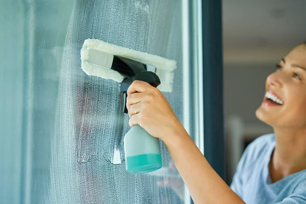 Jonge Vrouw Die Het Raam Schoonmaakt Keuken Hoge Kwaliteit Foto — Stockfoto