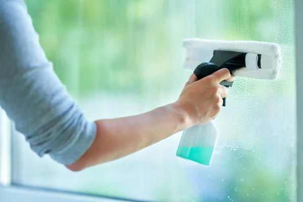 Young Woman Cleaning Window Int Kitchen High Quality Photo — Stock Photo, Image