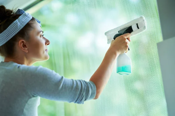 Junge Frau Putzt Fenster Der Küche Hochwertiges Foto — Stockfoto