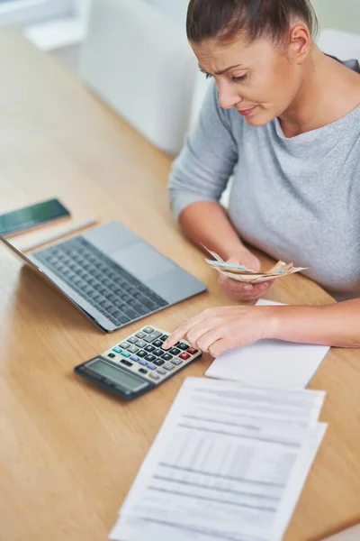 Young Woman Counting Home Budget Bills High Quality Photo — Stock Fotó