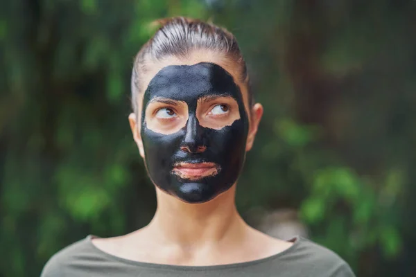 年轻的女人脸上戴着黑色的面具高质量的照片 — 图库照片