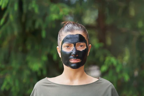 Młoda Kobieta Naturze Czarną Maską Twarzy Wysokiej Jakości Zdjęcie — Zdjęcie stockowe