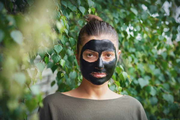 Young Woman Nature Black Mask Face High Quality Photo — Stock Photo, Image