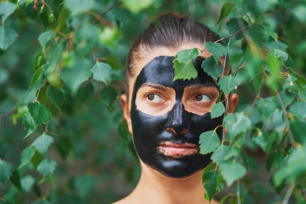 Νεαρή Γυναίκα Στη Φύση Μαύρη Μάσκα Στο Πρόσωπο Υψηλής Ποιότητας — Φωτογραφία Αρχείου