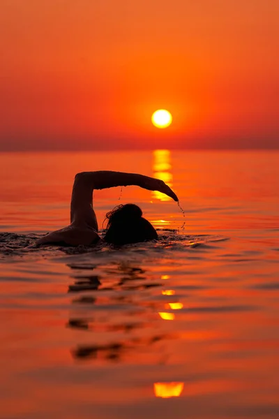 Mujer Joven Nadando Mar Amanecer Foto Alta Calidad — Foto de Stock