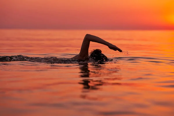 Een Jonge Vrouw Die Bij Zonsopgang Zee Zwemt Hoge Kwaliteit — Stockfoto