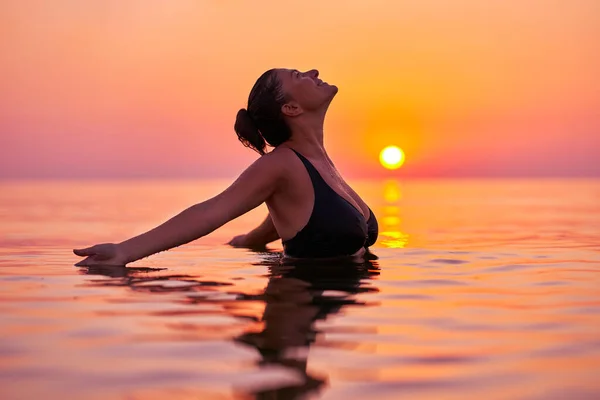 Молода Жінка Плаває Морі Сході Сонця Високоякісна Фотографія — стокове фото