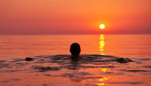 Mujer Joven Nadando Mar Amanecer Foto Alta Calidad — Foto de Stock