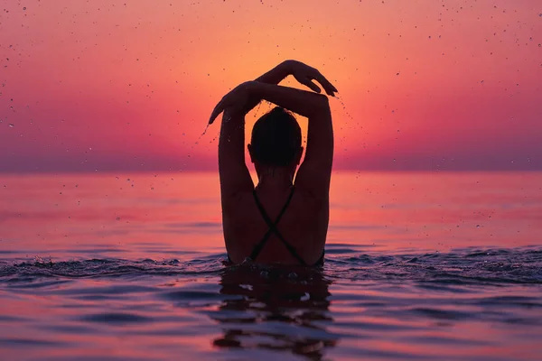 Junge Frau Schwimmt Bei Sonnenaufgang Meer Hochwertiges Foto — Stockfoto