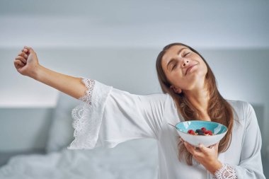 Mısır gevreği kahvaltısında güzel bir esmer. Yüksek kalite fotoğraf