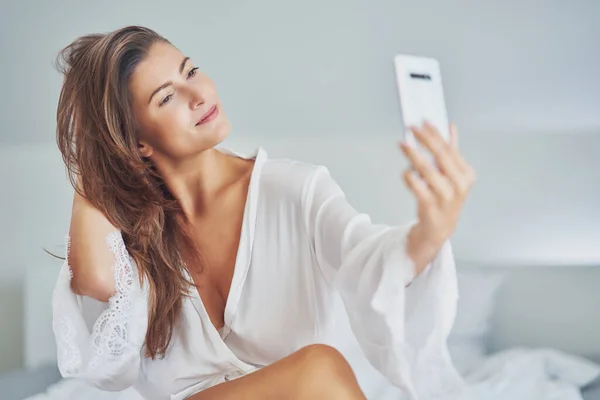 Brunette Sexy Meisje Bed Met Telefoon Hoge Kwaliteit Foto — Stockfoto