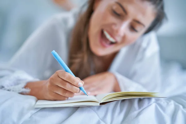 Brunette Vrouw Slecht Met Notitieblok Boek Hoge Kwaliteit Foto — Stockfoto