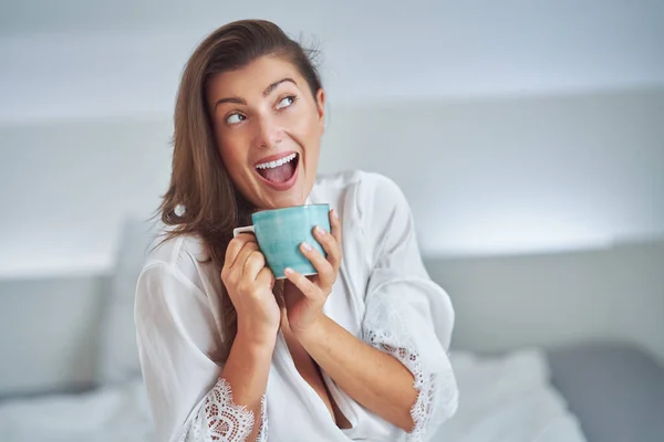 Brünette Frau Auf Schlecht Pyjama Mit Becher Mit Kaffee Oder — Stockfoto