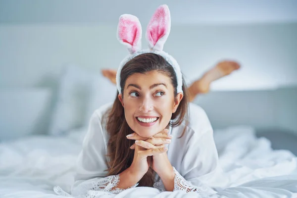 Schöne Und Sexy Brünette Auf Dem Bett Mit Hasenohren Hochwertiges — Stockfoto