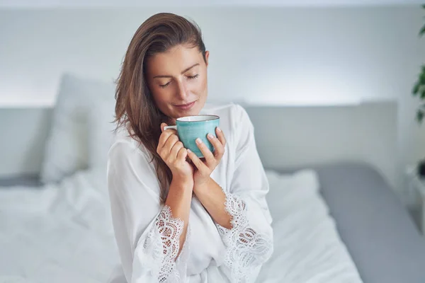 Brünette Frau Auf Schlecht Pyjama Mit Becher Mit Kaffee Oder — Stockfoto