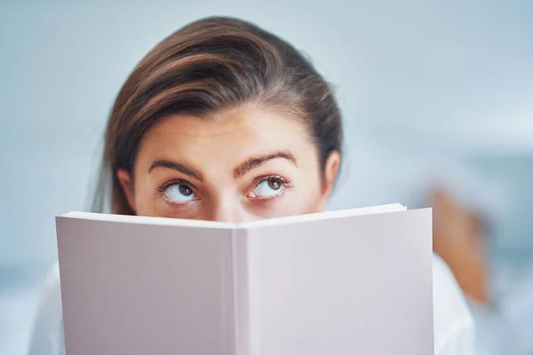 Brünette Frau Auf Schlecht Mit Notizblock Oder Buch Hochwertiges Foto — Stockfoto