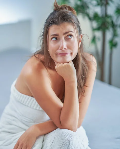 Schön Aussehende Sexy Brünette Entspannt Sich Auf Dem Bett Hochwertiges — Stockfoto