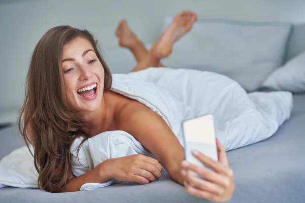 Bruna Ragazza Sexy Sul Letto Con Telefono Foto Alta Qualità — Foto Stock