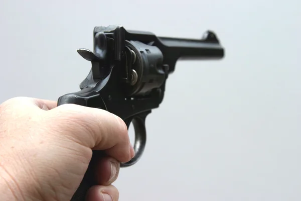 Пистолет на белом фоне — стоковое фото