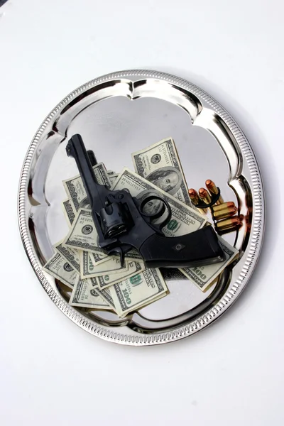 Handgun com balas e dinheiro — Fotografia de Stock