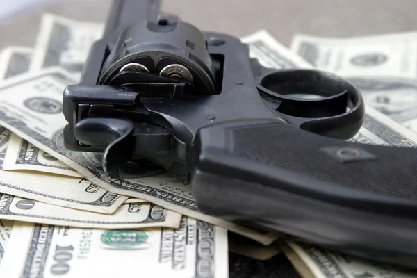 Пістолет і гроші — стокове фото