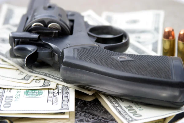 Пістолет і гроші — стокове фото