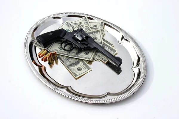 手枪与子弹和钱 — 图库照片
