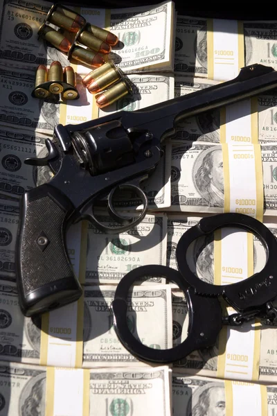 Коротка справа, повна готівки і пістолета, наручники — стокове фото