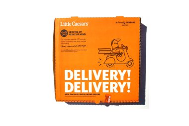 29 Ekim 2021 - Lake Forest California, ABD: Little Caesars Pepperoni Pizza Teslimat Kutusunda. Beyazda izole edilmiş. Metin için yer. 