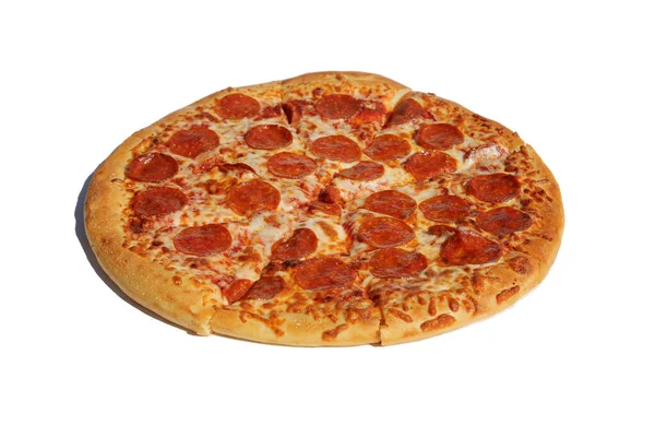 ペパロニ ペパロニピザのスライス 白に隔離されてる テキスト用の部屋 ピザのスライスを取る 白い背景においしいペパロニピザ クローズアップビュー 手作りピザ ペパロニとチーズピザ ランチタイム — ストック写真
