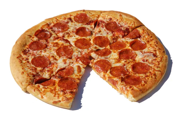 ペパロニ ペパロニピザのスライス 白に隔離されてる テキスト用の部屋 ピザのスライスを取る 白い背景においしいペパロニピザ クローズアップビュー 手作りピザ ペパロニとチーズピザ ランチタイム — ストック写真