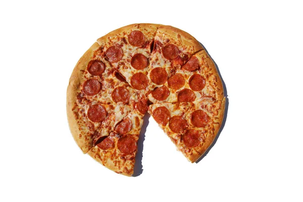 佩佩罗尼披萨薄片意大利辣披萨 被白色隔离了文字空间 吃比萨饼白背景的辣辣味比萨饼闭合视图 手工做的披萨意大利辣香肠和奶酪披萨午饭时间披萨 披萨当晚餐 披萨披萨 — 图库照片