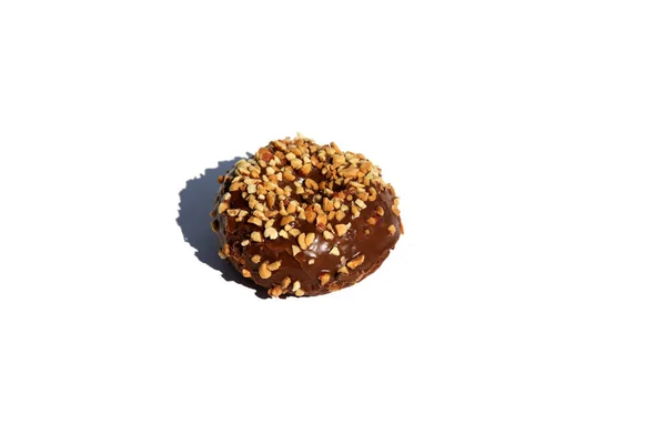 Donut Chocolate Con Cacahuetes Aislado Blanco Espacio Para Texto Camino — Foto de Stock