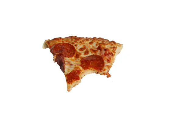 ペパロニ ペパロニピザのスライス 白に隔離されてる テキスト用の部屋 ピザのスライスを取る 白い背景においしいペパロニピザ クローズアップビュー 手作りピザ ピザのスライス 昼食用のピザ — ストック写真