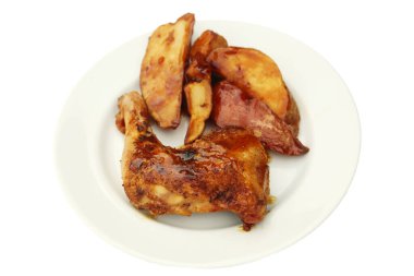 Kızarmış patatesli Teriyaki usulü tavuk. Kızarmış tavuk ve kızarmış patates. Öğle yemeği mi akşam yemeği mi? Beyazda izole edilmiş. Restoran Yemeği Paket. 