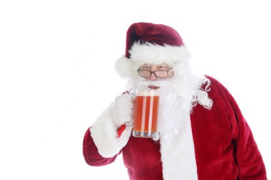 Noel Baba bir bardak Michelada 'dan hoşlanıyor. Baharatlı Meksika birası ve domates suyu kokteyli. Michelada Meksikalı Bloody Mary 'dir. Meksika alkollü Michelada, koyu bira ve domates suyu. Bira ve limon suyu ile Meksika alkollü kokteyl michelada.