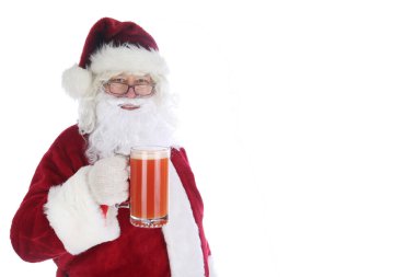 Noel Baba bir bardak Michelada 'dan hoşlanıyor. Baharatlı Meksika birası ve domates suyu kokteyli. Michelada Meksikalı Bloody Mary 'dir. Meksika alkollü Michelada, koyu bira ve domates suyu. Bira ve limon suyu ile Meksika alkollü kokteyl michelada.