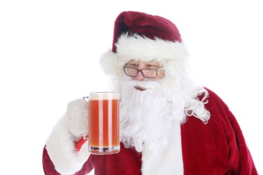 Noel Baba bir bardak Michelada 'dan hoşlanıyor. Baharatlı Meksika birası ve domates suyu kokteyli. Michelada Meksikalı Bloody Mary 'dir. Meksika alkollü Michelada, koyu bira ve domates suyu. Bira ve limon suyu ile Meksika alkollü kokteyl michelada.