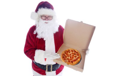 Noel Baba 'nın elinde pizza var. Beyaz eldivenli, sakallı, kırmızı ceketli Noel Baba 'nın elindeki pizza kutusu. Noel pizza teslimatı. Noel Baba, Pizza için her zaman iyi bir zamandır diyor. Noel Baba 'yla Noel Pizzası. Noel Baba 'dan pizza..