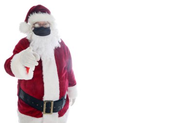 Noel Baba maske takın diyor. Noel Baba, Coronavirus 'u önlemek için tıbbi maske takıyor. Beyazda izole edilmiş. Mesaj için yer var. Covid-19 tehlikelidir. Bu bir COVID-19 Noel. Covid-19 aşısından sonra bile yüz maskesi gereklidir..