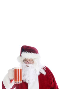Noel Baba bir bardak Michelada 'dan hoşlanıyor. Baharatlı Meksika birası ve domates suyu kokteyli. Michelada Meksikalı Bloody Mary 'dir. Meksika alkollü Michelada, koyu bira ve domates suyu. Bira ve limon suyu ile Meksika alkollü kokteyl michelada.